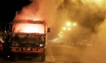 Xe tải cháy ngùn ngụt, 3 người nhanh trí thoát thân