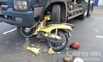 Xe máy chèn vào bánh xe đầu kéo, một người bị thương nặng