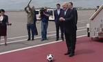 Tổng thống Belarus vui vẻ chơi bóng với sói Zabivaka