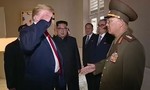 Tổng thống Mỹ bị chỉ trích vì chào kiểu nhà binh với tướng Triều Tiên