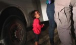 Bé gái nhập cư khóc giúp quyên được 5 triệu USD tiền giúp đỡ