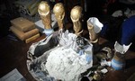 Argentina bắt nhóm giấu ma túy trong các bản sao cúp vàng World Cup