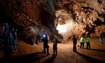 HLV và 12 cầu thủ nhí Thái Lan kẹt trong hang động nhiều ngày