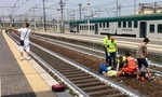 Dư luận nước Ý sôi sục vì chụp ảnh 'tự sướng' cùng vụ tai nạn tàu hỏa