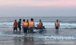 Cảnh sát PCCC cứu 3 người bị sóng biển cuốn xa bờ