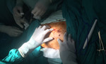 Nằm chờ phẫu thuật chân, người đàn ông dùng kéo tự đâm 4 nhát thủng tim