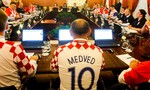 Các chính trị gia Croatia mặc đồng phục của đội bóng để họp