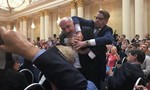 Một phóng viên bị đưa ra khỏi họp báo chung thượng đỉnh Nga-Mỹ