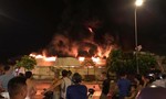 Cháy rực trời vụ hỏa hoạn từ công ty nhựa lan vào chợ trong đêm