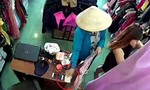 “Nữ quái” bịt mặt, đội nón lá vào cửa hàng trộm điện thoại