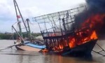 Tàu cháy khi đang đánh cá ngoài khơi, 11 ngư dân nhảy xuống biển