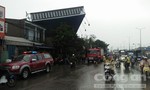 Bảng quảng cáo đổ đè nhà dân ở Sài Gòn, hai người thương vong