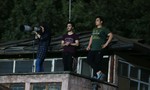 Bị cấm vào SVĐ, nữ phóng viên Iran leo mái nhà tác nghiệp