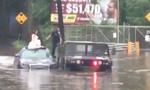 Cảnh sát Mỹ 'giải cứu' cô dâu, chú rể khỏi xe bị ngập nước lũ