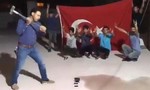 Người dân Thổ Nhĩ Kỳ dùng búa tạ đập nát iPhone phản đối Mỹ