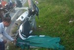 Thanh niên tử vong bên cạnh xe máy "dính" vào cột điện