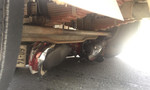 Xe máy lọt gầm xe tải ở cầu vượt Trạm 2, một người tử vong