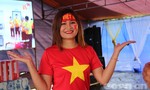 Dân làng kéo đến nhà rông cổ vũ Olympic Việt Nam