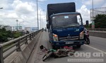 Xe tải lôi xe máy trên cầu vượt, một phụ nữ tử vong