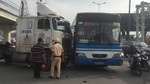 Xe container tông xe buýt, "cửa ngõ" Sài Gòn kẹt cứng