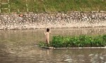 Cô gái trẻ khỏa thân, bơi ra giữa sông Tô Lịch nhảy múa