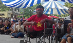 Bệnh nhân cầm bình truyền dịch, ngồi xe lăn cổ vũ Olympic Việt Nam
