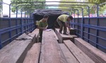 Phát hiện xe tải vận chuyển 31 hộp gỗ lậu trong đêm