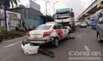Taxi Vinasun bị container tông xoay vòng, hành khách kêu cứu