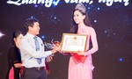 Lãnh đạo tỉnh Quảng Nam trao bằng khen cho Hoa hậu Tiểu Vy
