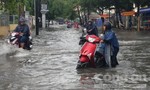 Người dân khu nhà giàu ở Sài Gòn bì bõm trong nước ngập