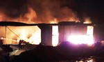 Cháy lớn tại công ty gỗ, người dân tháo chạy trong đêm