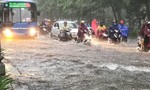 TPHCM: Mưa lớn nhấn chìm nhiều tuyến đường