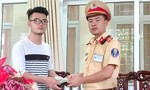 Trung úy CSGT trả ví tiền cho người đánh rơi khi cổ vũ Olympic Việt Nam