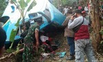 Xe buýt mất lái lao xuống khe núi, 21 người tử nạn