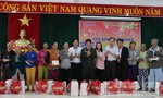 Báo Công an TPHCM và nhà tài trợ trao 700 phần quà Tết tại miền Trung