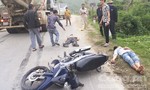 Hai thanh niên đi xe máy nguy kịch vì tông đuôi ô tô đang lên dốc