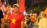 Không khí bóng đá sôi động tại phố đi bộ Nguyễn Huệ