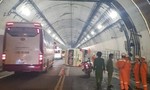 Xe khách lật trong hầm Hải Vân, 5 người bị thương