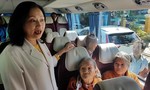 Bệnh viện thuê xe đưa bệnh nhân nghèo về quê đón Tết, cử y tá đi theo