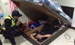 Kẻ nghiện ma túy, khai 3 đồng hương người Việt trốn dưới... gầm giường