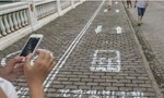 Trung Quốc phạt tiền người băng qua đường 'dán mắt' vào điện thoại
