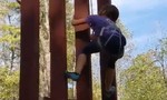 Chưa đầy 1 phút bé gái 8 tuổi đã trèo qua "bức tường biên giới"