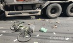 Hai mẹ con đi xe đạp bị container cán thương vong ở Sài Gòn