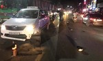 Taxi "lùa" 2 xe máy, 3 người thương vong