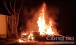 Xế hộp Lexus tông ngã cột đèn rồi bốc cháy ngùn ngụt ở Sài Gòn