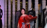 Lý Hương khoe sắc đỏ trong show thời trang