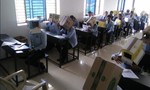 Trường Ấn Độ bắt học sinh đội thùng giấy nhằm ngăn "quay" bài