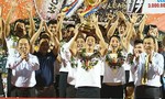 Khoảnh khắc Hà Nội FC nâng cúp vô địch 2019