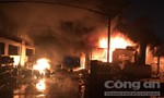 Hàng trăm Cảnh sát PCCC trắng đêm dập đám cháy nhà xưởng ở Sài Gòn