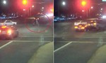 Clip nữ tài xế cứu gia đình 3 người thoát chết trước ô tô vượt đèn đỏ